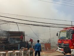 Panglong Kayu dan Tiga Mobil di Jalan Ryacudu Ludes Dilahap Api