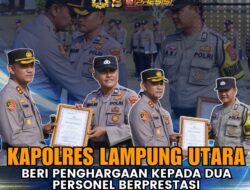 Kapolres Lampura Beri Penghargaan Kepada Dua Personel Berprestasi