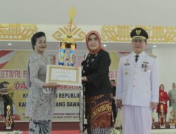 Meriahkan HUT RI ke-78, Tim Penggerak PKK Tuba Gelar Festival Busana Berkebaya