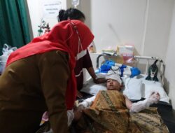 Eva Dwiana Kunjungi Korban Kebakaran Dirawat di Rumah Sakit Bumi Waras