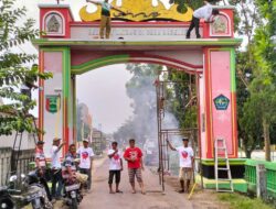 Peringati HUT RI ke-78, Kades Bagelen dan Warga Mengecat Gapura