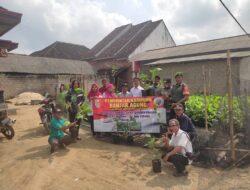 Babinsa Banjar Agung Dampingi Aparat Kampung Serahkan Bantuan Bibit Terong dan Cabe ke Warga