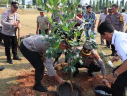 Penghijauan Sejak Dini, Kapolres Lampura Tanam Pohon Buah-buahan