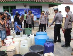 Polres Pringsewu Salurkan Bantuan Air Bersih kepada Warga Terdampak Musim Kemarau