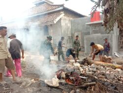 Semangat Warga Kampung Gunung Katun Bantu Satgas TMMD Kodim Way Kanan