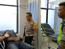 Pengendara Motor Jatuh Pingsan di Pringsewu, Polisi Bantu Evakuasi dan Ingatkan Soal Keselamatan