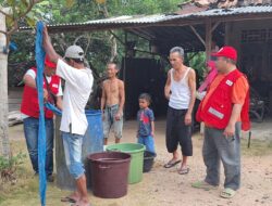HUT ke-78, Markas PMI Way Kanan Bagikan Air Bersih ke Warga