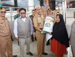 Bupati Pesibar Lepas Penyaluran Bantuan Beras untuk 18.668 KPM