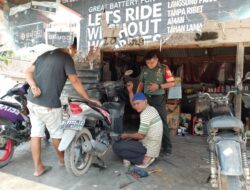 Babinsa Koramil 426-04 Banjar Agung Gelar Komsos di Bengkel Sepeda