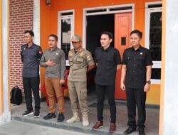 Satpol PP Tanggamus Bersama Bawaslu Tertibkan Baliho APS Langgar Aturan