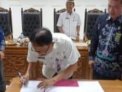Pemkab Pesibar Serahkan Aset Tanah Calon Lokasi PN Pesibar dan Penandatanganan Naskah NPHD
