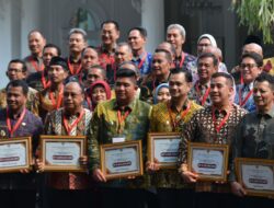 Bupati Pesawaran Terima Penghargaan Intensif Fiskal Kategori Kemiskinan Ekstrim 2023