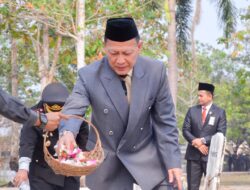 Pj Bupati Tuba Ikuti Upacara Ziarah dan Tabur Bunga di Taman Makam Pahlawan