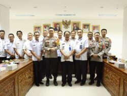 Kapolres Menerima Penyerahan Sertifikat Lahan Mako Polres Pesibar