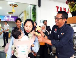 KAI Divre IV Tanjungkarang Bagi-bagi Souvenir ke Pelanggan di Momen Libur Natal
