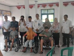Pj Sekda Pesibar Serahkan Bantuan Kursi Roda ke Penyandang Disabilitas di Karya Penggawa