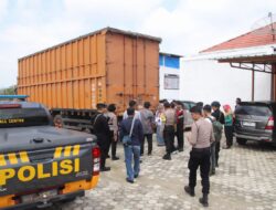 Polres Pringsewu Amankan Kedatangan Logistik Surat Suara dan Alat Bantu Tuna Netra