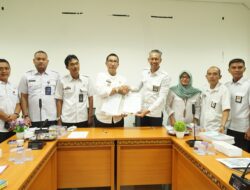Pj Sekda Pesibar Hadiri Penandatanganan BAST Naskah Hibah Rehabilitas dan Renovasi 4 Sekolah
