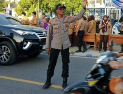 Indahnya Berbagi, Sat Binmas Polres Pesibar Bersama Saka Bhayangkara Berbagi Takjil ke Pengguna Jalan