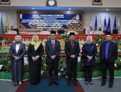 Sekdaprov Serahkan LKPJ Kepala Daerah Tahun 2023 ke Ketua DPRD Lampung