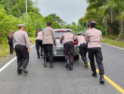 Kapolres Pesibar Turun Langsung Bantu Kendaraan Pemudik yang Mogok