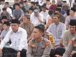 Agus Istiqlal dan Zulqoni Syarif Salat Id di Halaman Kantor Bupati Pesibar