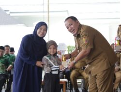 Gubernur Arinal Serahkan Hadiah Pemenang Lomba Ramadan Kareem 1445 H Piala Gubernur yang Digelar Radar Lampung Bekerja Sama dengan Pemprov Lampung