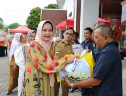Ibu Riana Sari Bersama DWP Disparekraf dan Dinas ESDM Gelar Gerakan “Beli dan Bagi”