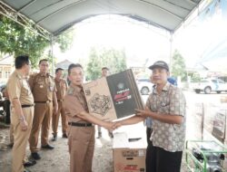 Bupati Pesisir Barat Serahkan Bantuan Alsintan ke 28 Poktan