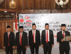 Ketua Bawaslu Way Kanan Lantik Panwascam Pilkada 2024