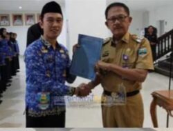 Bupati Pesibar Serahkan 103 SK PNS