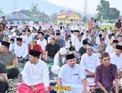 Bupati Pesawaran Salat Idul Adha 1445 H Bersama Masyarakat di Lapangan Tritura