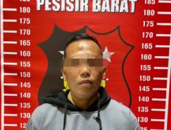 Sat Reskrim Polres Pesibar Tangkap Pelaku Judi Online di Pasar Krui