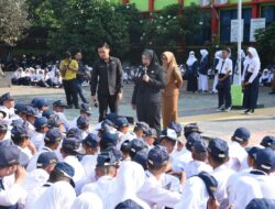 Hari Pertama Masuk Sekolah, Eva Dwiana Pantau SMPN 7 Susunan Baru