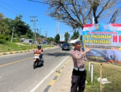 Sat lantas Polres Pesibar Bagikan Brosur dan Pasang Banner Imbauan Tertib Berlalu Lintas