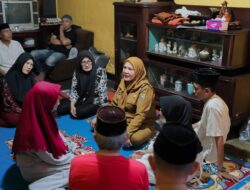 Eva Dwiana Melayat dan Salurkan Santunan Uang Duka ke Korban Kecelakaan Kerja