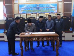 Wabup Pesibar Hadiri Paripurna Penandatanganan Nota Kesepakatan Perubahan KUA-PPAS APBD 2024