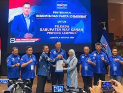 AHY Serahkan Rekomendasi Demokrat ke Ali Rahman dan Ayu Asalasiyah