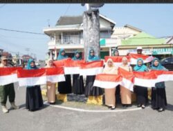 Wakil Bupati Pesisir Barat Bagikan 3.460 Bendera Merah Putih ke Masyarakat