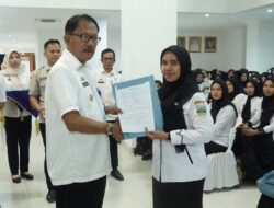 Bupati Pesibar Serahkan Surat Perjanjian Kerja 253 PPPK