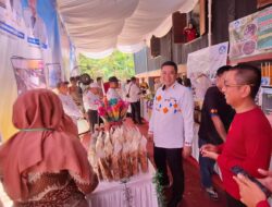 Kadisdikbud Way Kanan Tinjau Stand Pameran Hasil Inovasi PKBM