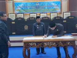 Persetujuan Bersama dan Penandatanganan Atas Ranperda APBD Kabupaten Pesibar 2025