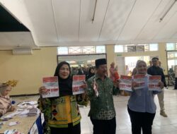 Eva Dwiana Nyoblos di TPS 05 Taman Budaya
