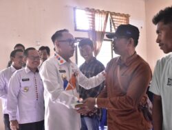 Raden Adipati Surya Serahkan Kartu BPJS Ketenagakerjaan Kepada Petani Sawit Way Kanan