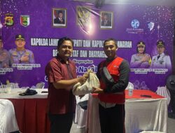 Ketua DPD PPNI Pesawaran Serahkan Bingkisan di Pos Nataru Tugu Coklat
