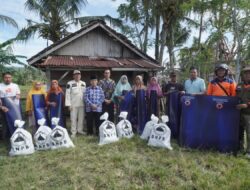 Wakil Bupati Zulqoini Syarif Serahkan Bantuan Sembako Pada Korban Banjir Sungai Way Laay