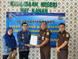 Pemkab Way Kanan Serahkan Hibah Tanah Kepada Kejari