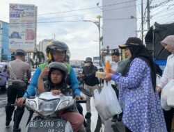 Wali Kota Bandarlampung, Kapolresta dan Dandim 0410 Bagikan 6000 Takjil ke Masyarakat