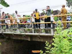 Tinjau Lokasi Terdampak Banjir di Desa Penengahan, Dendi Perintahkan Segera Normalisasi Aliran Sungai