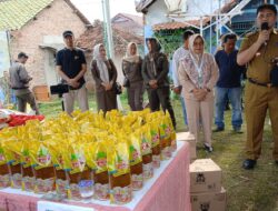 Ratusan Warga Kota Sepang Antri Beli Sembako Subsidi yang Disediakan Disdag Pemkot Bandarlampung